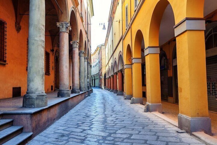 Bologna Scavenger Hunt and Self-Guided Walking Tour