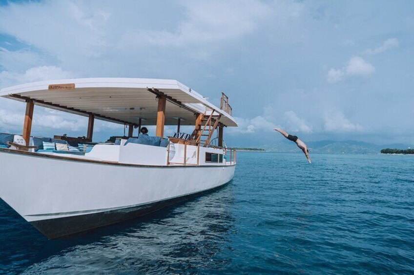 Snorkeling Experience with Breakfast on Utopia Catamaran at Gili Trawangan