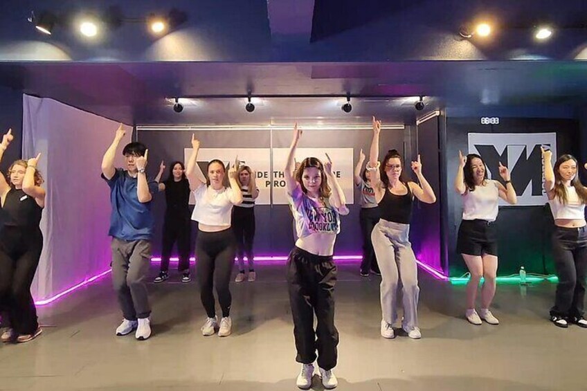  K-pop Dance Lesson in Seoul (Free video shooting incl.)