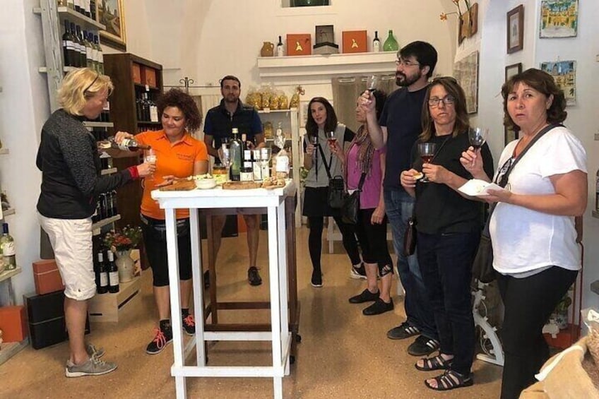 Guided Group Tour in Lecce and Wine Discovery with an Oenologist