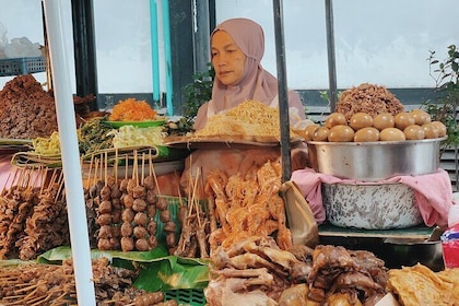 3-Hour Yogyakarta Hidden Food Walking or Cycling Guided Tour