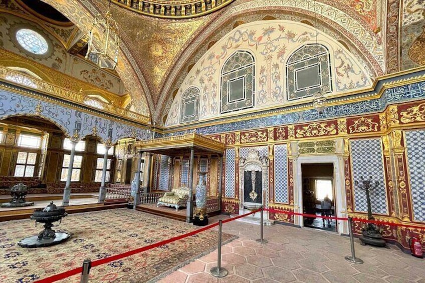 Skip-the-Line Admission ticket to Topkapi Palace Museum with Optional Harem 