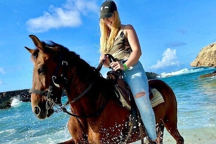 Paseo a caballo y aventura en piscinas naturales en Aruba