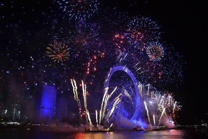 Nytårskrydstogt på Themsen med fyrværkeri om bord på Thomas Doggett