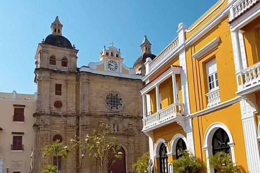 Walled City and Getsemani Tour With A Bourdain-Style Lunch