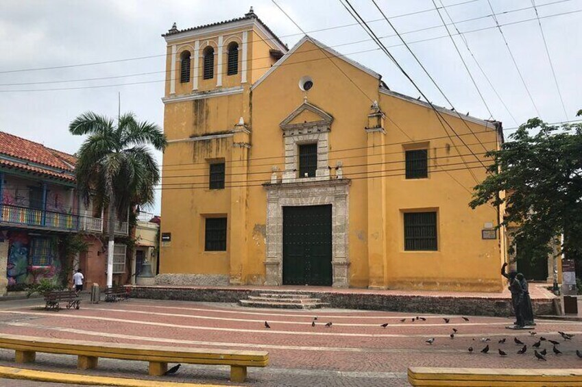 Walled City and Getsemani Tour With A Bourdain-Style Lunch