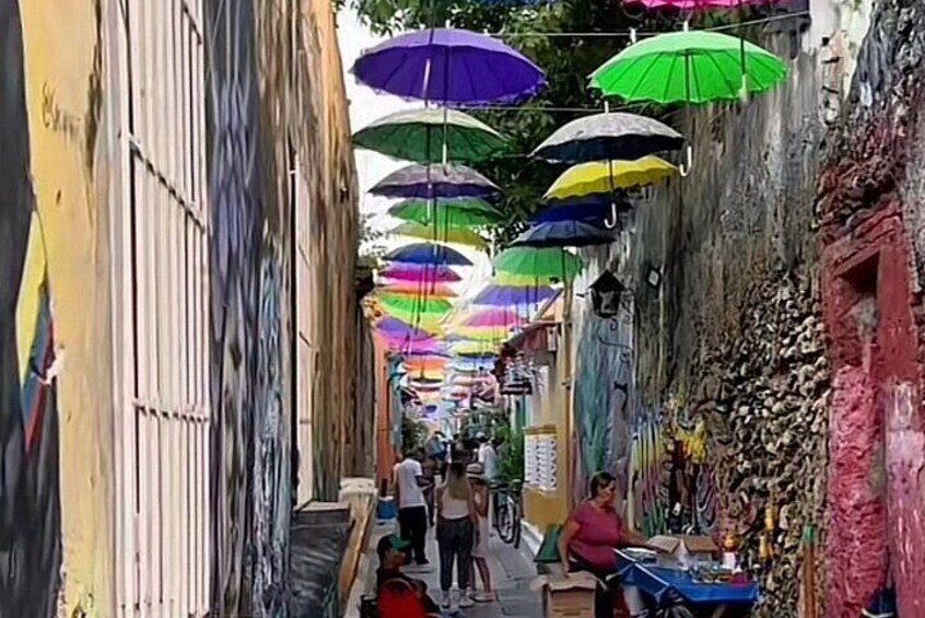 Walled City and Getsemani Tour With A Bourdain-Style Lunch