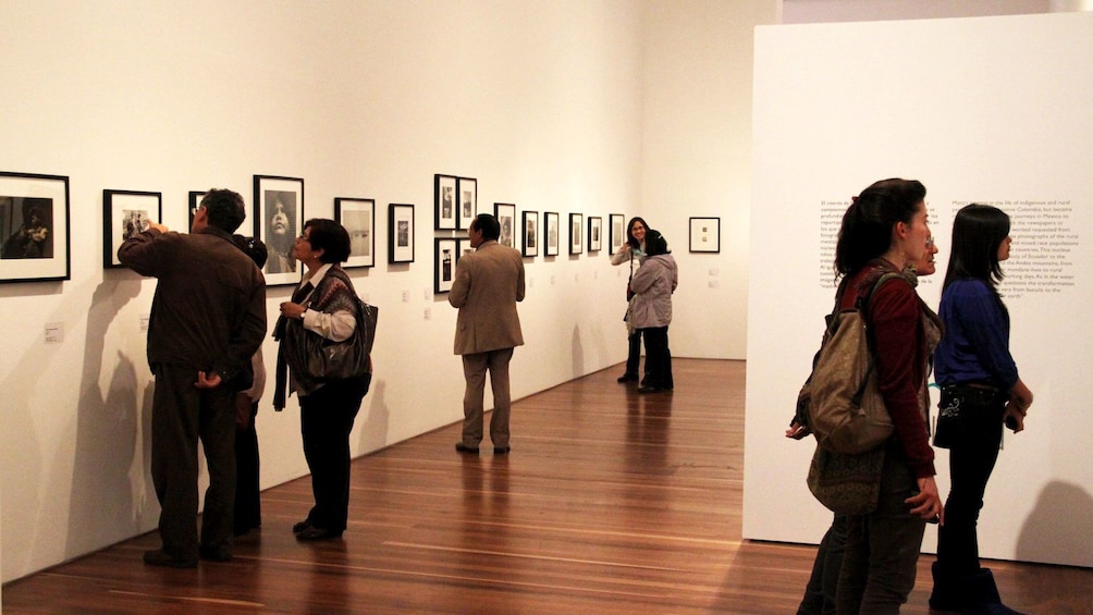 Ver elemento 1 de 4. People viewing art work at the Bogota Art Gallery