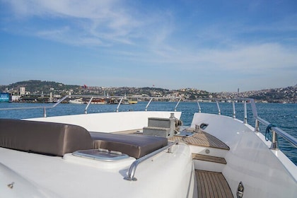Crucero en yate privado de lujo de 2 horas por el Bósforo de Estambul