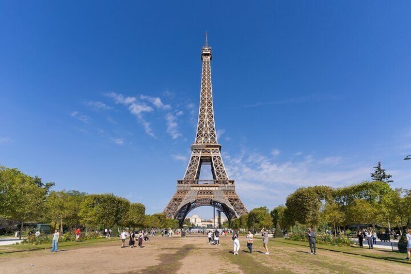 Eiffel Tower: Direct Access Guided Tour