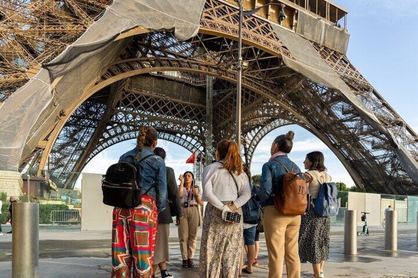 Eiffel Tower: Direct Access Guided Tour 