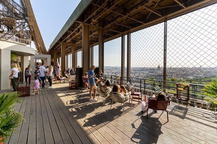 Eiffel Tower: Direct Access Guided Tour 