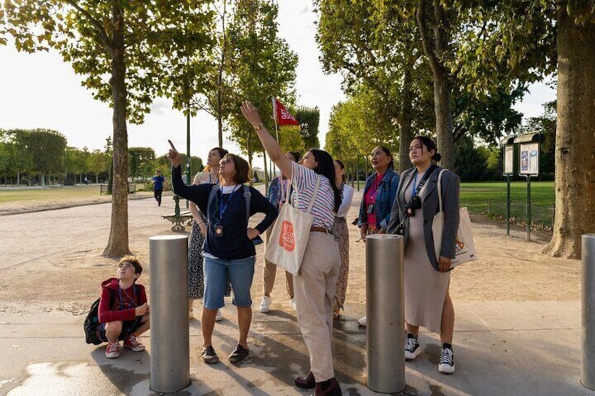Eiffel Tower: Direct Access Guided Tour