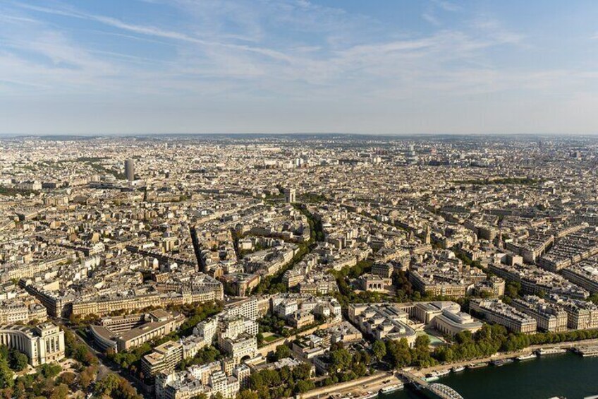 Eiffel Tower: Direct Access Guided Tour 