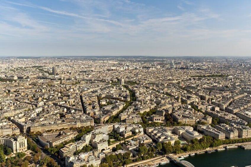 Eiffel Tower: Direct Access Guided Tour