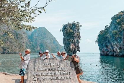 Visite privée en bateau de Phi Phi et James Bond