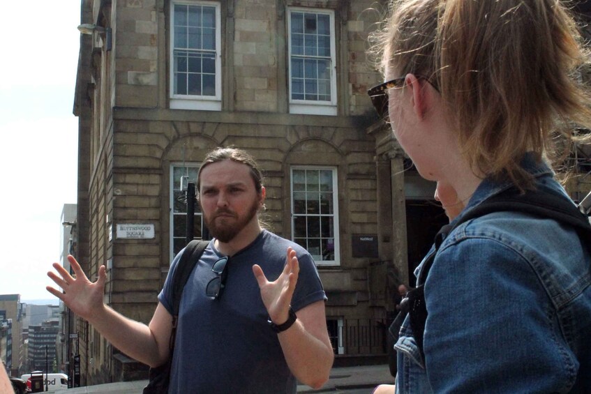 Picture 1 for Activity Glasgow: Walking Tour With Beer Tasting