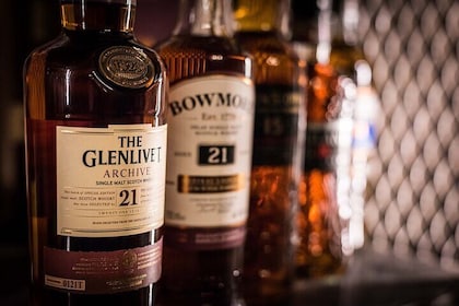 Degustación de whisky de lujo en las bóvedas subterráneas de Edimburgo
