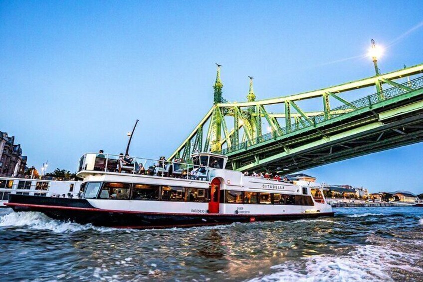 Budapest: Premium River Cruises with Welcome Tokaj Frizzante