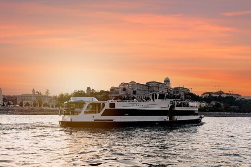 Budapest: Premium River Cruises with Welcome Tokaj Frizzante