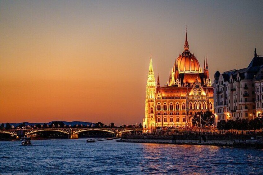 Budapest: Premium River Cruises with Welcome Tokaj Frizzante