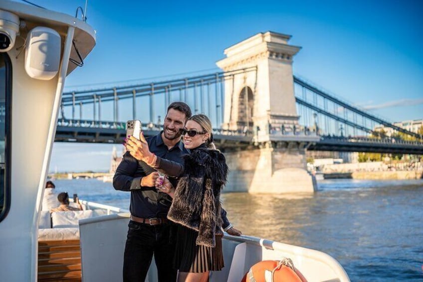 Budapest: Premium River Cruises with Welcome Tokaj Frizzante