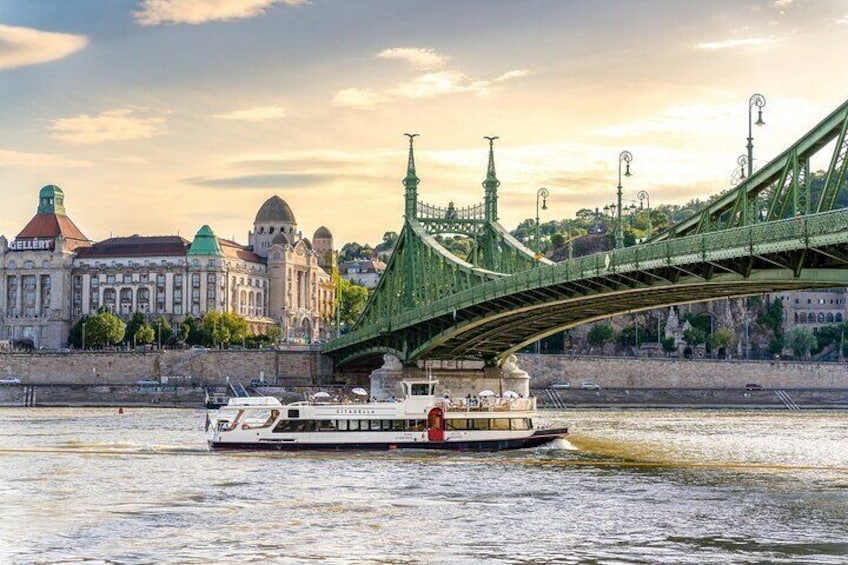 Budapest: Premium River Cruises with Welcome Tokaj Frizzante