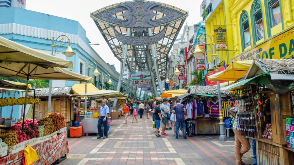 Street vendors in shopping district in Kuala Lumpur