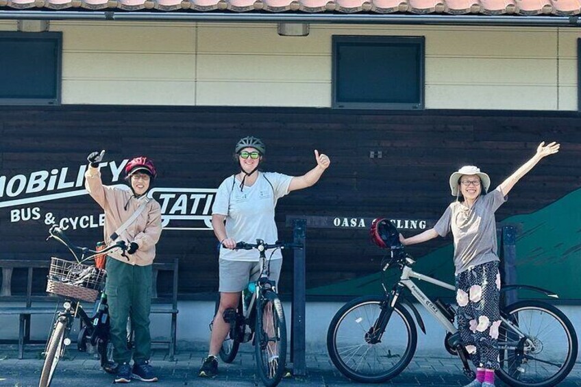 Locals and a guest sharing the same ride.