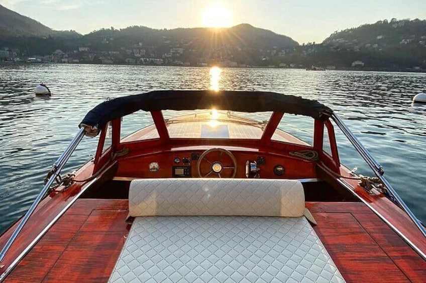 1 Hour Private Guided Tour in a Wooden Boat on Lake Como 7 pax