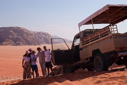 Half day Jeep Tour in Wadi Rum incl. water and Bedouin tea
