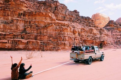 Full Day Jeep Tour in Wadi Rum (incl. Bedouin picnic lunch)
