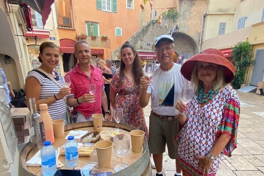 Let's enjoy together a delicious rosé from the region of Saint Tropez