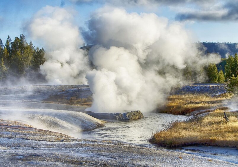 Yellowstone Self-Driving Audio Tour from West Entrance (Idaho)