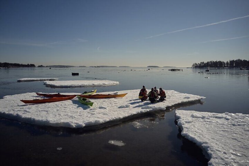 Hot drinks at a huge ice floe. Kayaks are beginner-friendly and easy to use. 