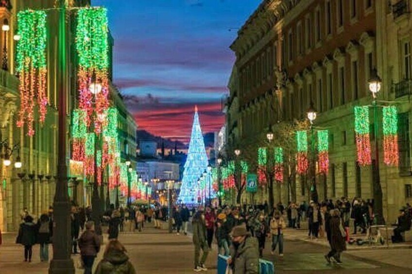 Madrid: Christmas Lights Tour by Electric Tuk Tuk