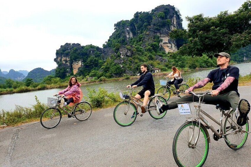 Hoa Lu Ancient City, Tam Coc Boat, Biking and Mua Cave Transfer by Limousine bus