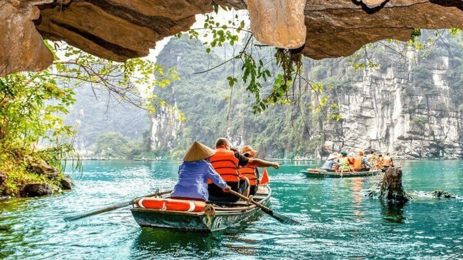 Highlight Ninh Binh Full Day Tour Tam Coc Boat, Mua Cave, Hoa Lu