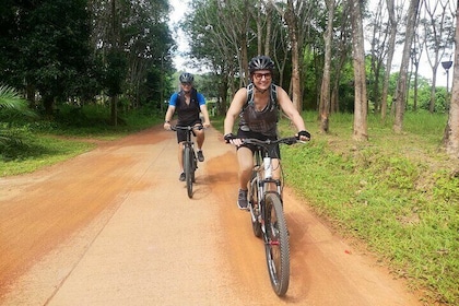 Excursion d'une demi-journée à vélo dans la campagne en petit groupe à Phuk...