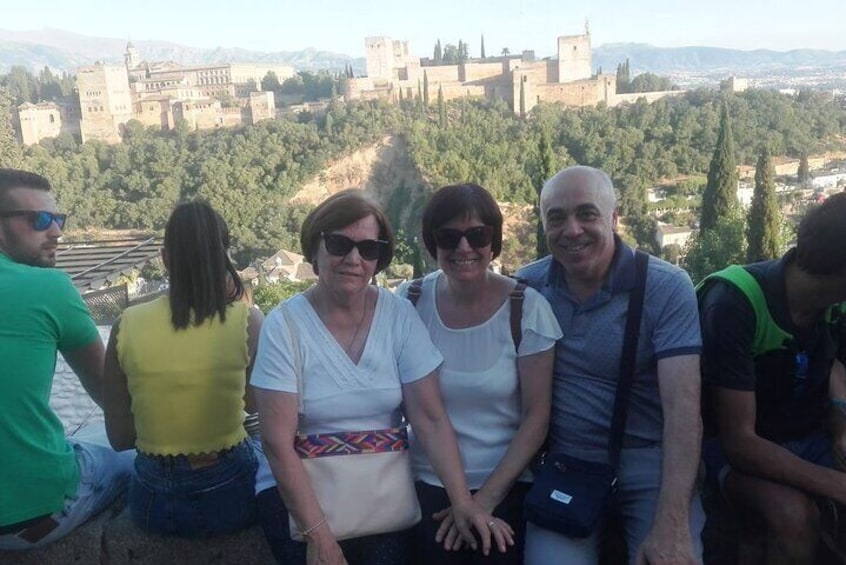 Two-Hour Walking Tour Visiting Albaicín and Sacromonte