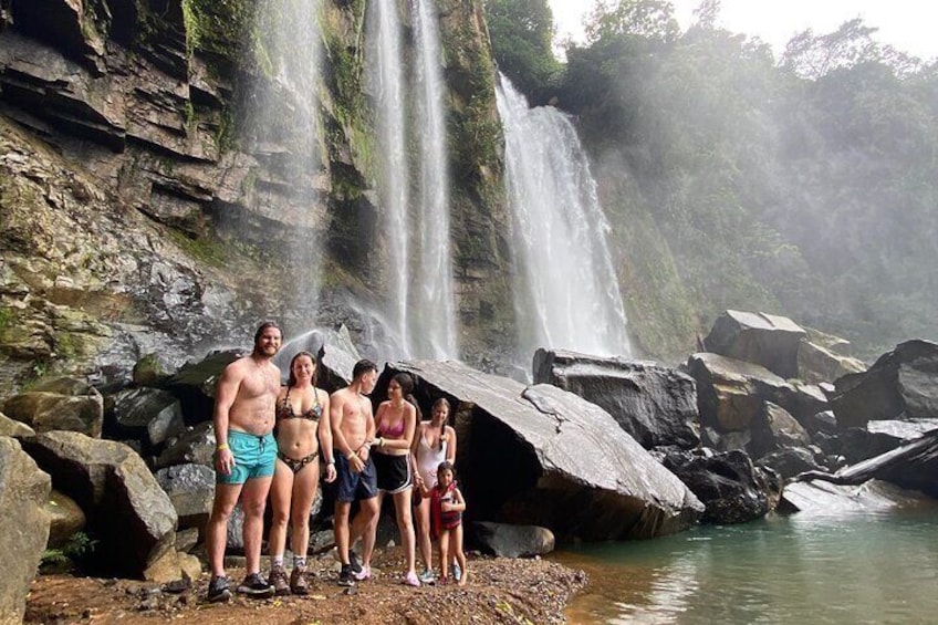All-Inclusive Full-Day Nauyaca Waterfall and Beach Town Tour