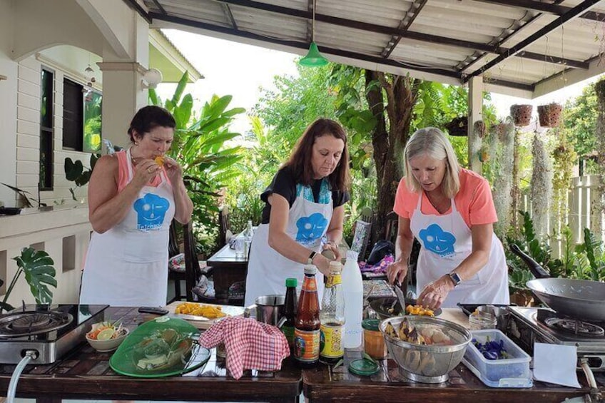 Small Group Northern Thai Cuisine & Market Tour in Chiang Mai