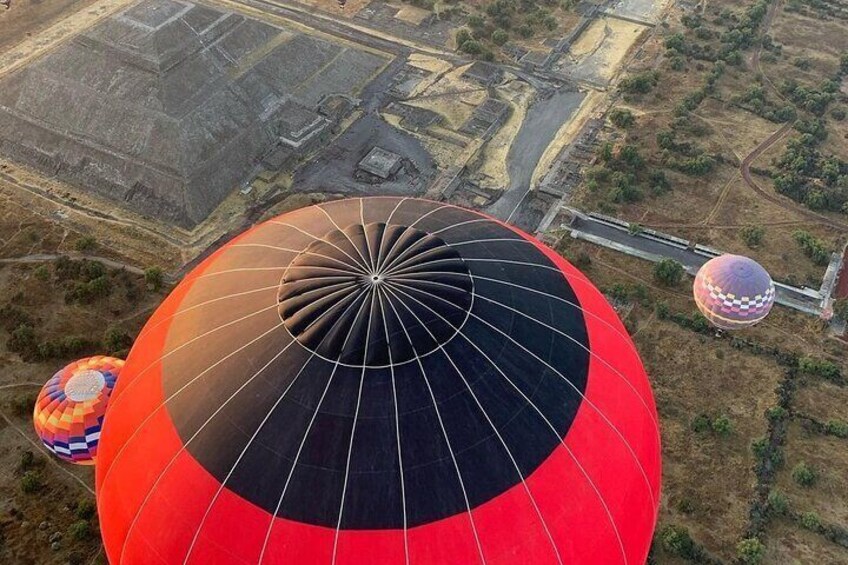 fly in a balloon teotihuacan