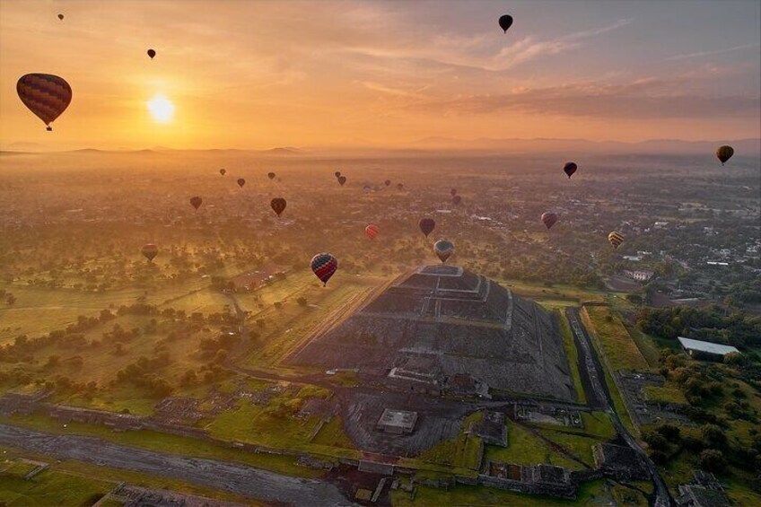 hot air balloons in the pyramids of teotihuacan
