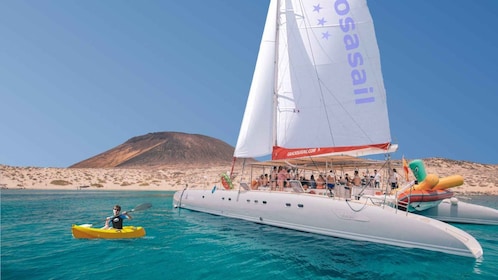 Depuis Lanzarote : Excursion d'une journée à la voile autour de La Graciosa