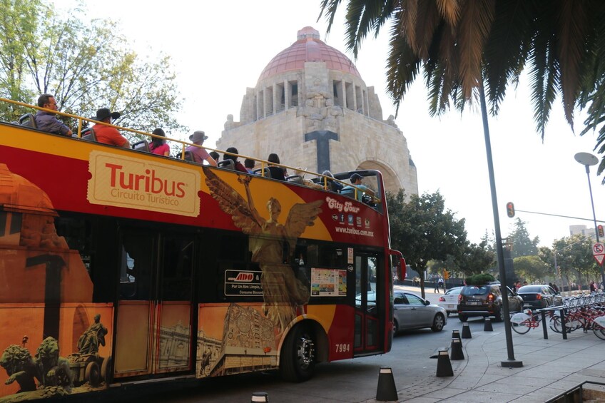 Hop-on Hop-off City Tour CDMX and lunch at Pizza Roma