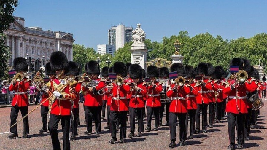 Changing of the Guard Walking Tour in London