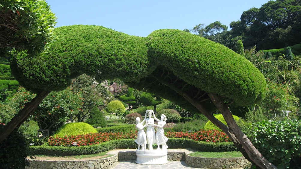 Statues and vegetation in Oedo Botania.