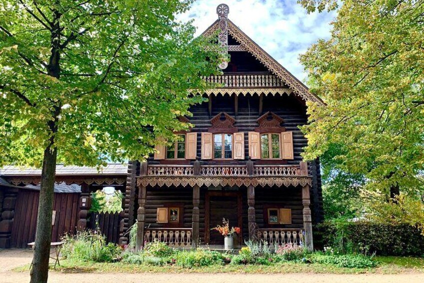 Explore the charming Potsdam "Russian Colony" and hear the unique tale behind its traditional architecture