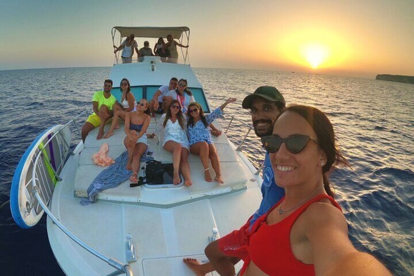 3-Hour Sunset Boat Trip with Dolphin Watching